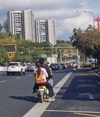 险！青少年危险骑车现象频现梅城