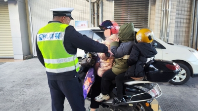 整治不戴头盔超员超载等乱象！我市交警部门持续维护校园周边交通秩序