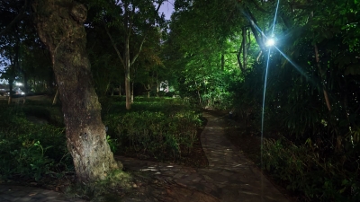 剑英公园灯光昏暗设施破损，相关人员表示将尽快排查修复