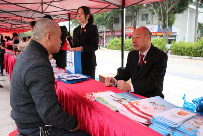 做守法市民，建法治城市！梅江法院开展国家宪法日宣传活动