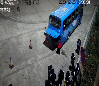 寒冬深夜，大巴车抛锚高速！还好有他们暖心相助...