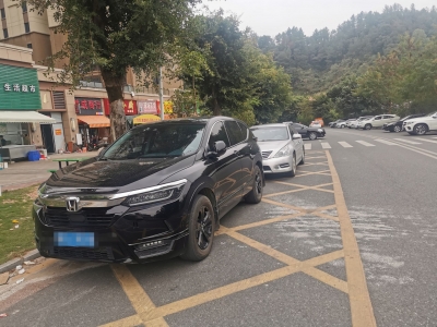机动车道变“停车场”，梅城客天下一带存在车辆占道停放现象