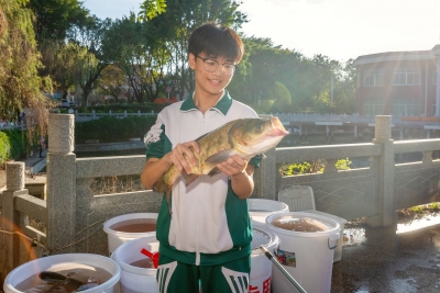 梅州V视丨打塘脚、挖莲藕、捉鱼儿…一起来看看梅州中学的别样“丰收节”