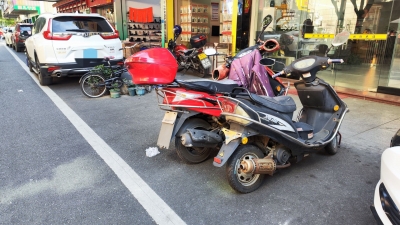 梅城部分路段存在“有位不能停”现象！公共停车位被商家“花式”霸占