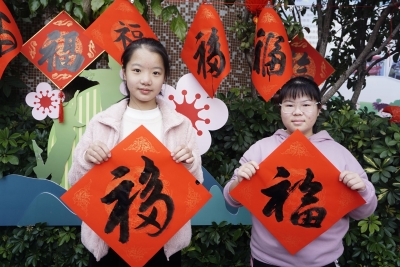 套圈圈、猜谜语、古诗接龙……这个元旦他们超开心！