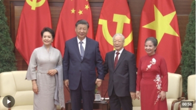 独家视频丨即将启程回国之际 习近平和夫人彭丽媛同阮富仲和夫人吴氏敏话别