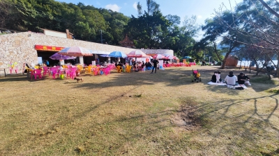 商家霸占景区草坪驱赶游客？景区管理方：问题得到整改，草坪进行分区域管理