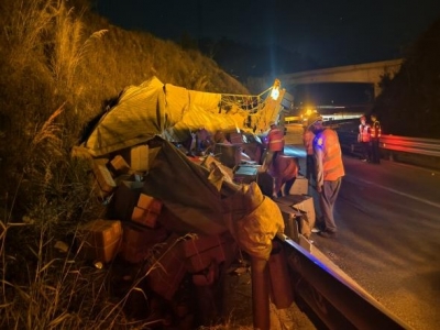 货车侧翻近30吨货物散落高速，多亏了这群“搬运工”...