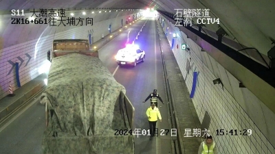 险！货车高速隧道内自燃！这次不是演练…