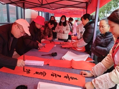 梅江区三角镇美景社区开展“喜迎新春 福送万家”便民活动