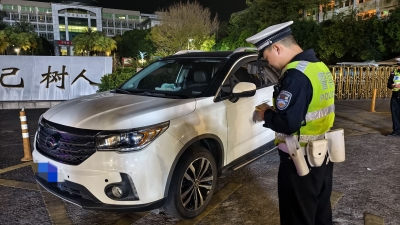 交警部门开展嘉应学院校门口路段车辆乱停放整治行动