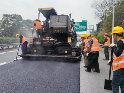 预计1月16日前完工！梅州西环启动路面加铺沥青混凝土工程