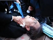 紧急抢救后，李在明转入重症监护室