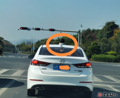 危险！危险！危险！小孩乘车将头探出汽车天窗…