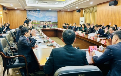 市八届人大四次会议主席团举行第三次会议