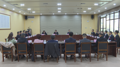 刘鸿涛、刘裕君与出席会议的部分政协委员座谈，共商发展大计，共绘美好蓝图