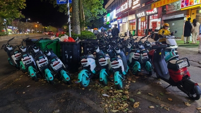 影响市民出行存在安全隐患！嘉应学院西校门附近人行道停满共享单车