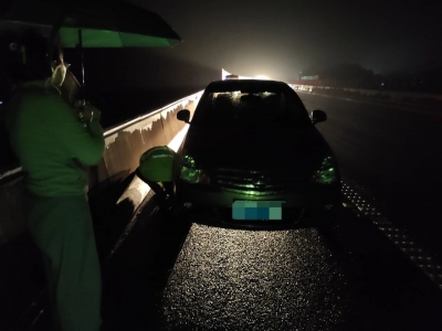 雨寒情暖！大潮高速路政员这一举动让人暖心又放心