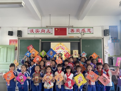 梅州日报各小记者站学校开展丰富多彩的迎新年活动：“花样”迎新年  喜庆又欢乐