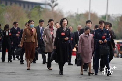 广东省政协十三届二次会议开幕，委员精神饱满履职