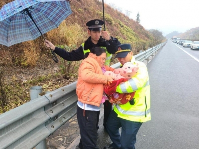 小货车雨天路撞上隔离带，救助现场兴华高速路政员化身“奶爸”安抚乘客