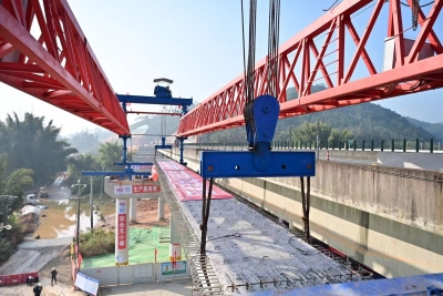 又有新进展！汕梅改扩建项目全线首片梁成功架设