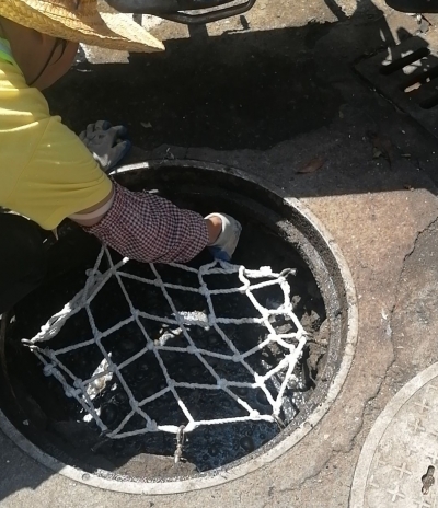 守护群众脚下安全！我市对排水系统加装防坠措施，消除窨井盖安全隐患