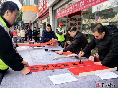 笔墨迎春！梅州市民政局开展“贺新春 送春联”村规民约宣传活动