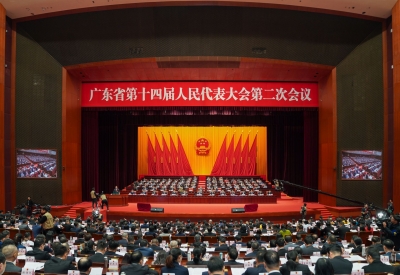省十四届人大二次会议举行第二次全体会议 黄楚平作省人大常委会工作报告
