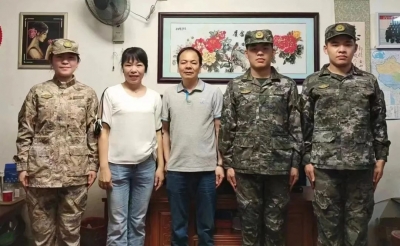 上热搜的“人墙”里，有一对双胞胎兄弟……