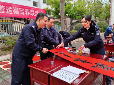 平远：翰墨飘香进警营，迎春贺岁暖警心