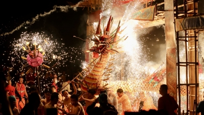 今晚，万人空巷，与龙狂欢，热辣滚烫！