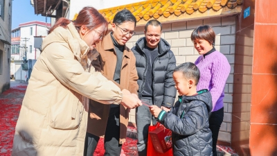 新婚夫妇“转妹家”   家人团聚笑呵呵