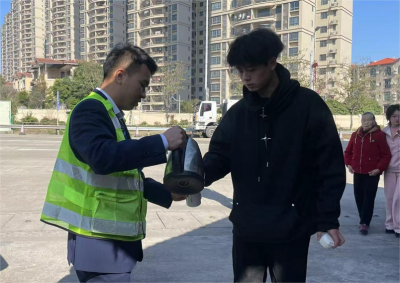 汕梅高速路上发生的这一幕幕，温暖了他们的“回家路”…