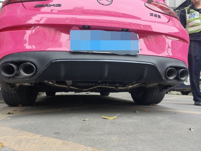 两部改装车深夜“炸街”扰民，我市交警部门迅速出击查处，责令恢复原状