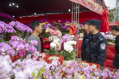 鲜花俏，年味浓！“藏蓝”身影合力守护“春暖花开”