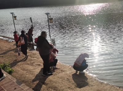 乱丢垃圾、食物…春节不文明出游行为让美景“失色”