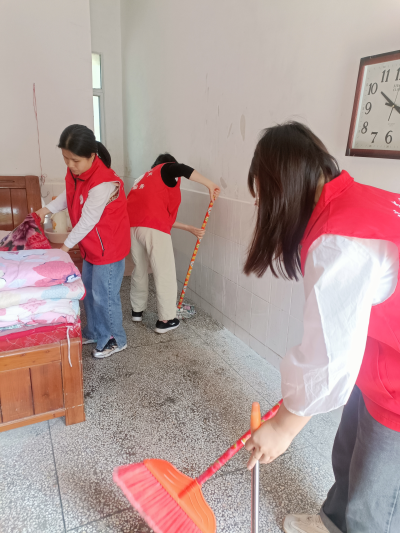 平远县中行镇开展“爱心小剪刀，敬老在行动” 志愿服务活动