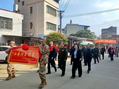 荣耀！贾文进为军队文职人员王辉煌送上二等功喜报