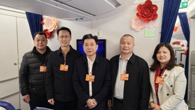 启程！梅州5位全国人大代表赴京参会