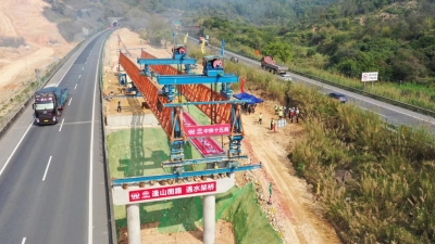 加速跑！汕梅高速改扩建项目国高网段成功架设首片预制箱梁