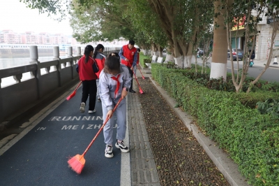 “河小青”护“河长青”！梅江区开展巡河护河学雷锋志愿服务活动