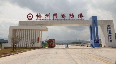 国际陆港迎“大单” ！约1100吨石英石原矿经梅州国际陆港抵达梅州综保区  ​