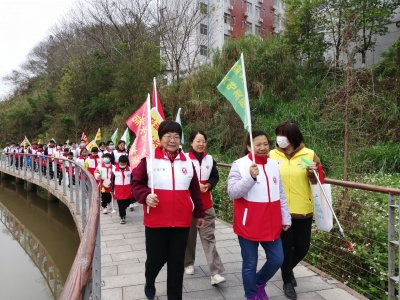 梅江区金山街道开展“守护美丽周溪河，传承雷锋精神”志愿活动