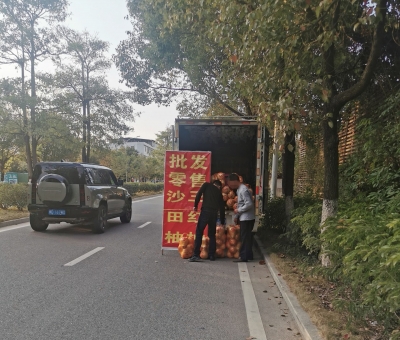 梅城部分机动车道变“柚子市场”！市民呼吁加大监管力度