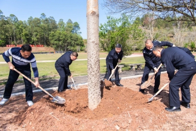 梅州公安积极开展植树绿化活动  建设人民警察林逾9000株