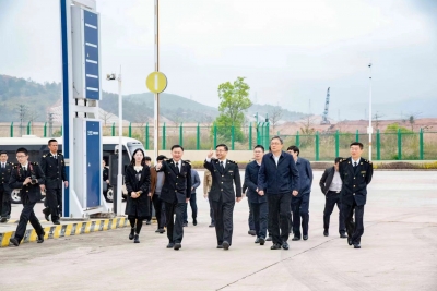 汕头海关关长邓浩铭一行来梅调研：助力梅州外贸高质量发展