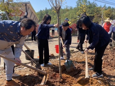 共建共享绿美梅州！梅州市侨联到五华县光华村开展植树活动