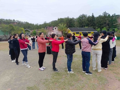 春之盛宴 巾帼共赏！梅江区西郊街道开展“三八”妇女节踏青拓展活动