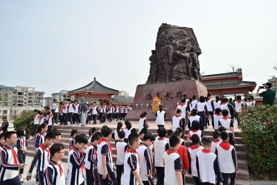 又是一年清明至，梅州社会各界开展清明祭英烈活动
